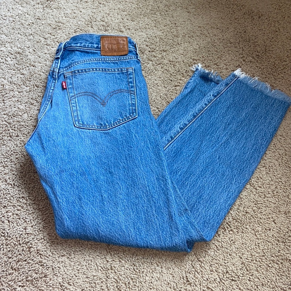 COPY - Levi Wedgie Distressed Jeans